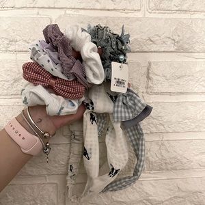 Hair tie. Hair band.